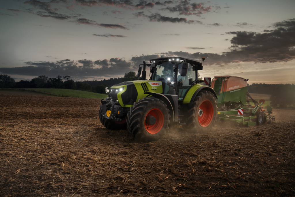 CLAAS AXION 6 trekt een AMAZONE