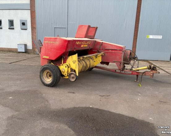 New Holland Super Hayliner A286 kleine pakkenpers